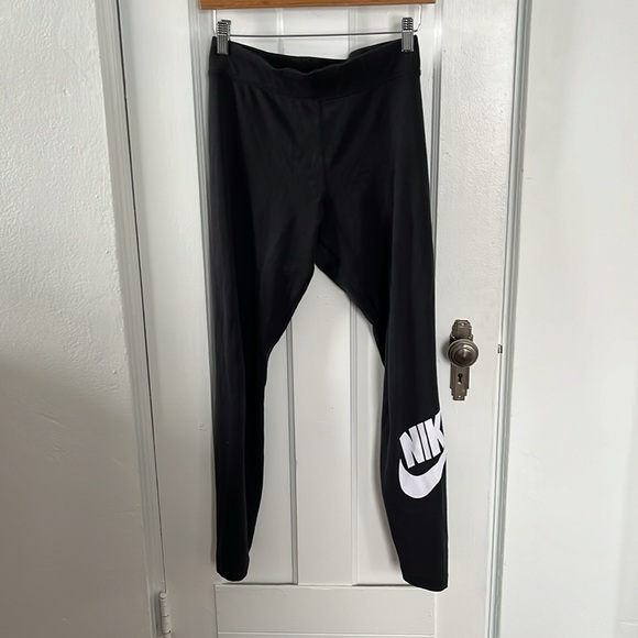 Nike Swoosh Leggings in Black - Picture 5 of 8